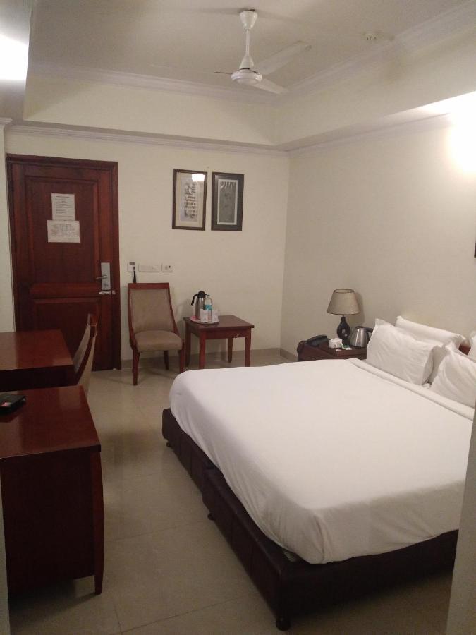 Hotel Bluestone Ghaziabad Buitenkant foto
